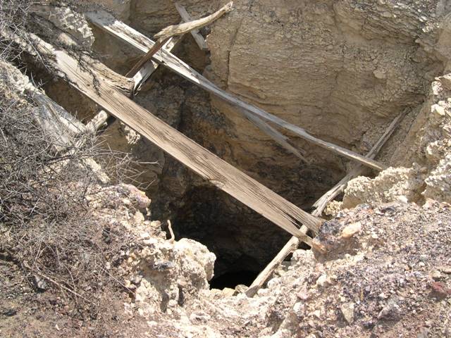 f.049_87_shaft_down Feature 049-87 Shaft looking down